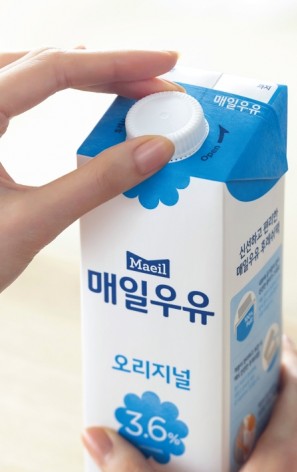매일유업이 국내 유업계 최초로 열고 잠그는 후레쉬캡(뚜껑)을 적용한 새로운 패키지 디자인의 우유 제품인 '매일우유 후레쉬팩'을 선보였다. 사진=매일유업 제공