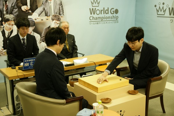 박정환 9단(오른쪽)이 월드바둑챔피언십 2연패를 달성했다.