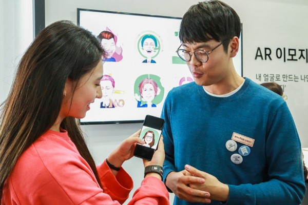 갤럭시 팬 큐레이터 하지민씨(27세)가 방문객들에게 '갤럭시 S9·S9+'를 설명하고 있는 모습