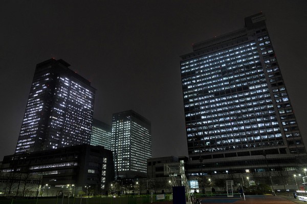사진 = 21일 저녁 '지구촌 전등끄기' 캠페인 실시 전 불이 켜진 수원 '삼성 디지털시티' 전경