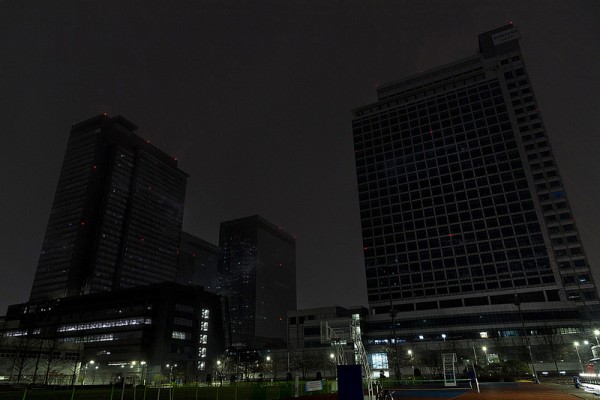 사진 = 21일 저녁 '지구촌 전등끄기' 캠페인을 실시하고 있는 소등된 수원 '삼성 디지털시티' 전경