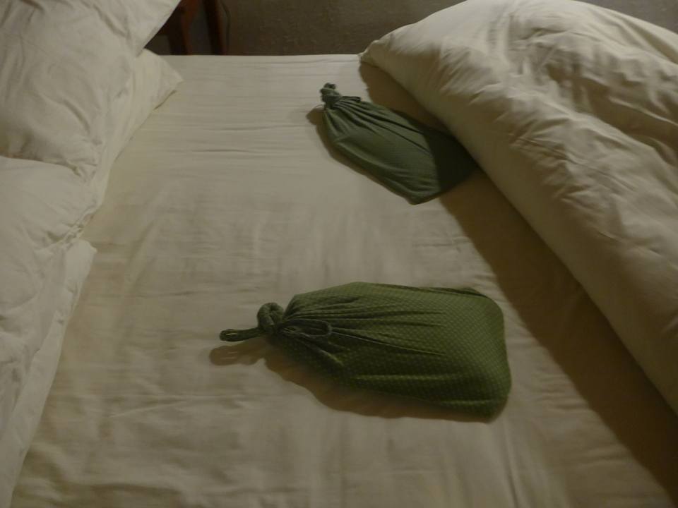 침대의 핫팩 두개
