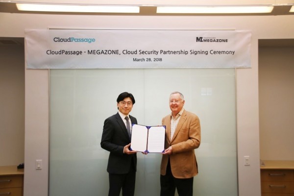 클라우드 보안 사업 협력을 위하여 전략적 파트너십을 체결한 메가존의 이주완 대표와 Robert Thomas 클라우드패시지 CEO