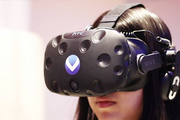사진 = VR 게임존에서 HMD를 머리에 장착한 모습