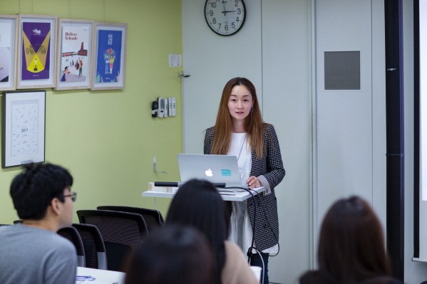 크레너 브랜딩 관계자들이 워크숍에 참가한 유타대학교 아시아캠퍼스 대학생들에게 헬스케어 커뮤니케이션 강의를 하고 있다. 사진=크레너 브랜딩 제공