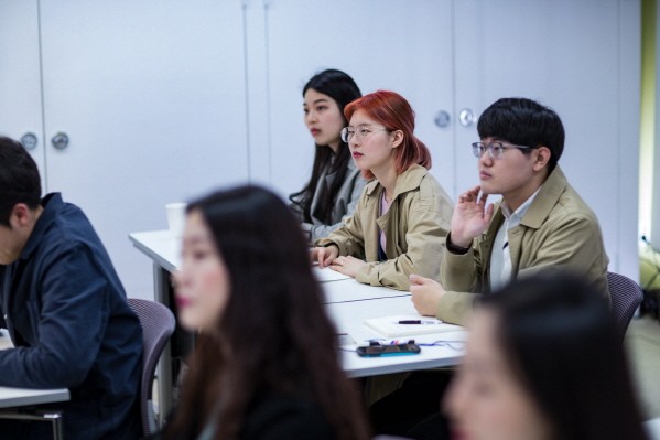 유타대학교 아시아캠퍼스 대학생들이 산학협력 일환으로 개최된 헬스케어 커뮤니케이션 워크숍에 참가해 현장 사례를 경청하고 있다. 사진=크레너 브랜딩 제공