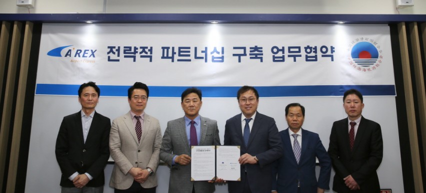 16일 공항철도 서울역에서 백진욱 영업지원처장(왼쪽에서 세 번째)이 환발해여유연합회와 업무협약을 체결했다.