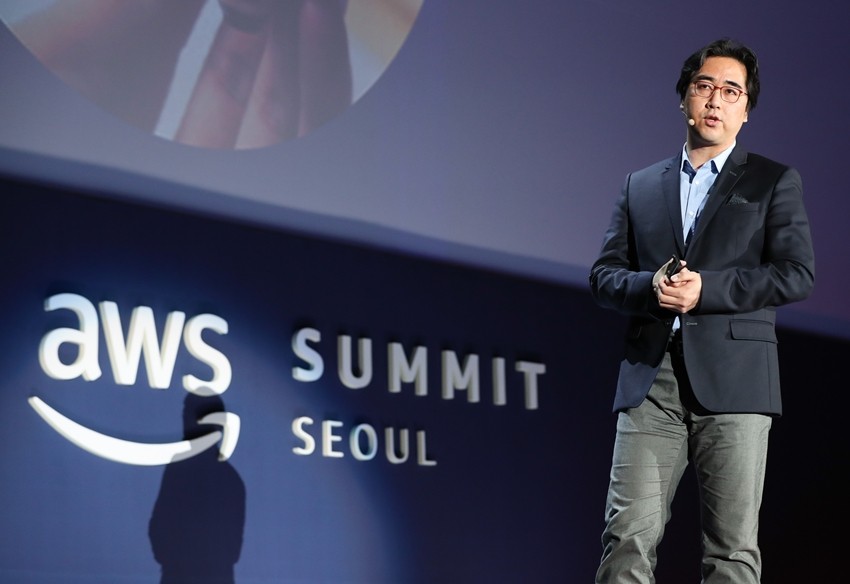 AWS Summit Seoul 2018에서 기조연설을 하고 있는 LG전자 김동욱 상무