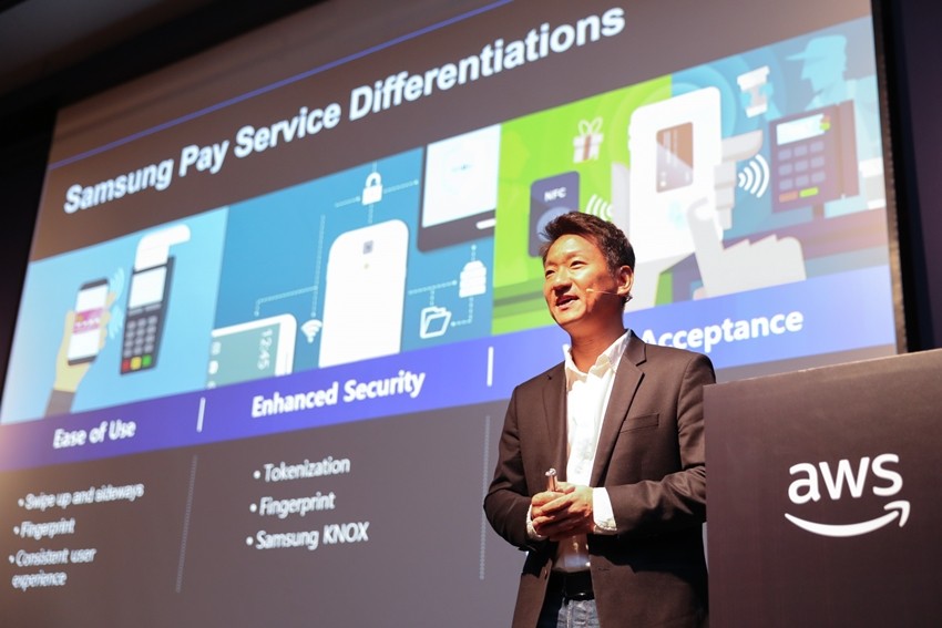 삼성전자 삼성페이 사업팀 임형진 수석은 AWS Summit Seoul 2018에서 삼성페이의 클라우드 전략을 발표하고 있다.