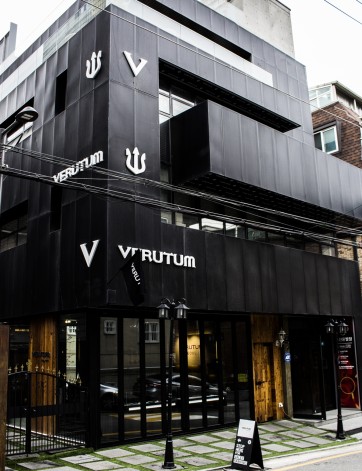 컨텀포러리 주얼리 및 의류 토탈 브랜드 ‘베루툼(VERUTUM)이 신세계면세점 온라인 패션잡화부분 베스트 오브 베스트에 올랐다고 25일 밝혔다. 사진=베루툼 제공