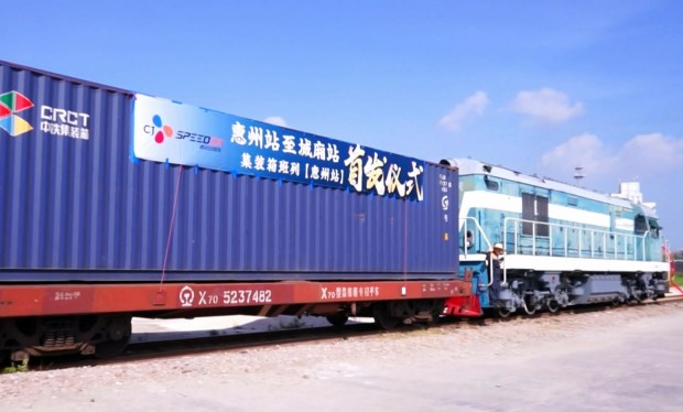 CJ대한통운은 유럽과 아시아 간 중국횡단철도(TCR)와 트럭을 이용해 도어 투 도어로 화물을 운송하는 국제복합운송 서비스 ‘유라시아 브릿지 서비스(EURASIA BRIDGE SERVICE : EABS)’를 출시한다고 밝혔다. 중국 쓰촨성 청두역에서 유럽을 향해 출발하고 있는 컨테이너 화물열차. 사진=CJ대한통운 제공