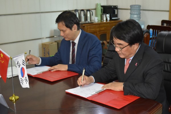 백남선 이대여성암병원장(사진 오른쪽)과 뤄제 쓰옌시 타이허 병원장(사진 왼쪽)이 교류협력 협약서에 서명하고 있다.