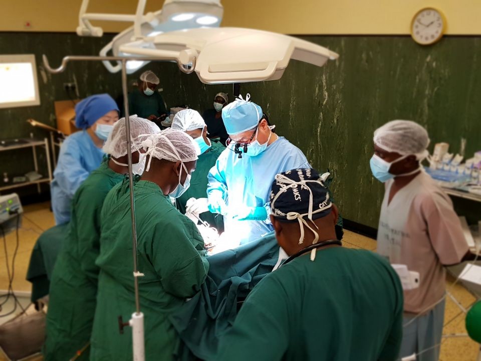 서동만 이대목동병원 흉부외과 교수가 아프리카 짐바브웨 국립의대병원에서 심장질환 어린이에 대한 선천성 심장병 개심 수술을 진행하고 있다.