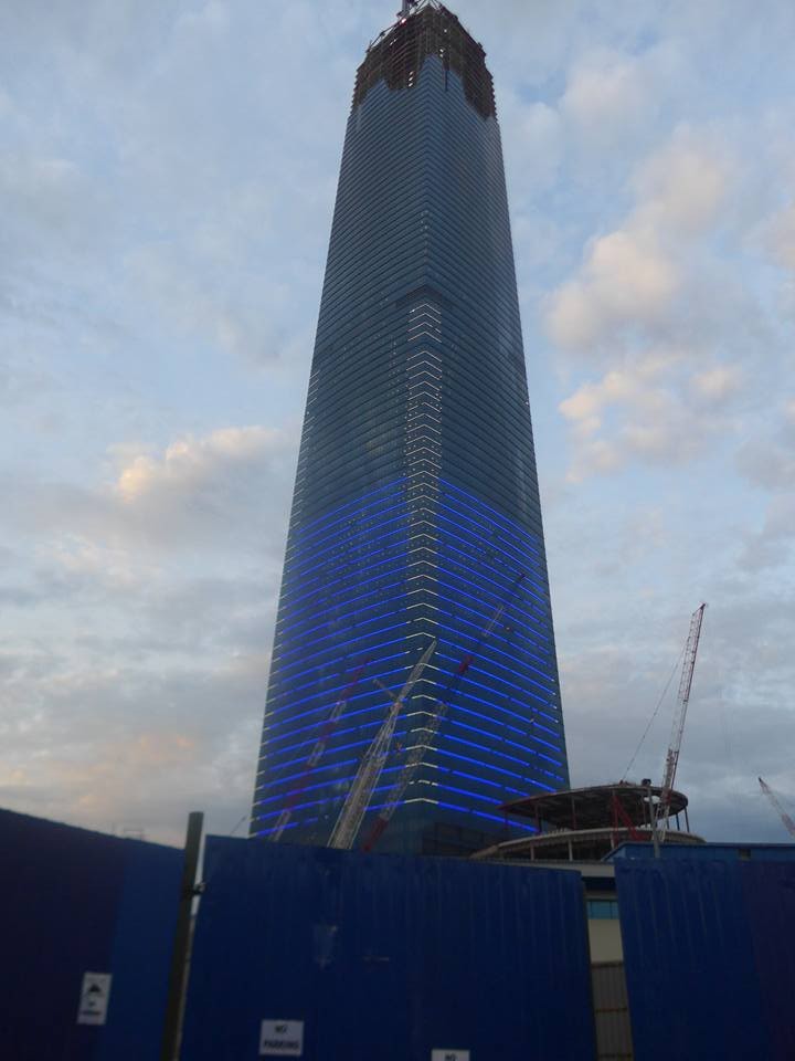 공사 중인 105층 빌딩