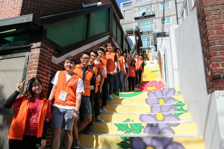 KT&G가 전국 29개 지역에서 벽화봉사활동 ‘상상을 입히다’를 진행한다. 사진은 지난 19일 서울 서대문구 홍제3동에 위치한 농구장 및 인근 계단에서 KT&G 대학생봉사단 ‘상상발룬티어’가 벽화봉사를 펼치고 있는 모습