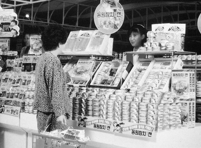 1980년대 초반 참치 선물세트 판매 모습. 사진=동원그룹 제공