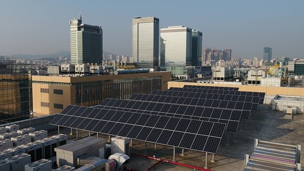 삼성전자 수원사업장 소재단지 옥상에 설치된 태양광 발전 패널 모습