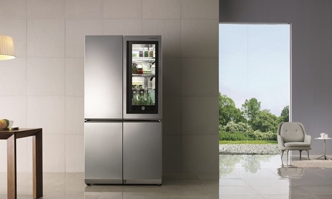최고상을 수상한 LG 시그니처 노크온 매직스페이스 냉장고는 사용자가 '노크온 매직스페이스'를 사용해 냉기 유출을 47% 줄일 수 있다.