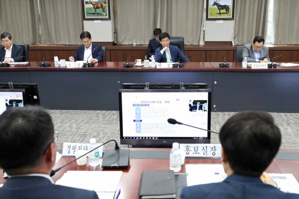 한국마사회가 상반기 핵심사업 성과관리 회의를 열었다. 김낙순 한국마사회장(가운데). 