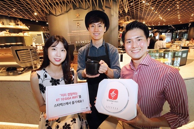 KT가 스타벅스커피 코리아와 손잡고 10G 인터넷 기반 ‘10 GiGA WiFi’를 한국 스타벅스 매장에 제공한다고 17일 밝혔다.