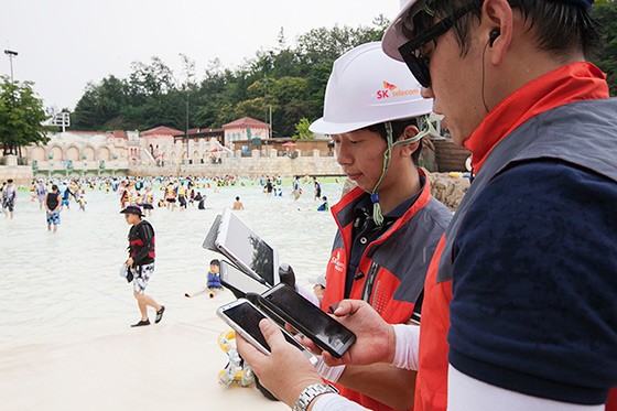 SK텔레콤 직원들이 여름 휴가철을 앞두고 용인 캐리비안베이 인근 기지국을 점검하고 있다.