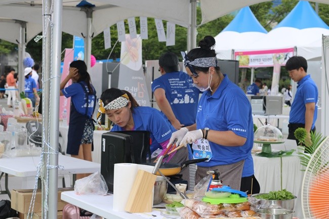 7월 22일 광주 아시아문화전당 하늘마당에서 열린 '삼성 스마트 쿠킹 대회' 참가자들이 ‘빠르고 간편한 요리’를 컨셉으로 요리를 하고 있다.