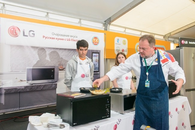 러시아 출신의 셰프인 블라드 피스쿠노프(Vlad Piskunov)가 LG광파오븐을 이용한 요리교실을 진행하고 있다.