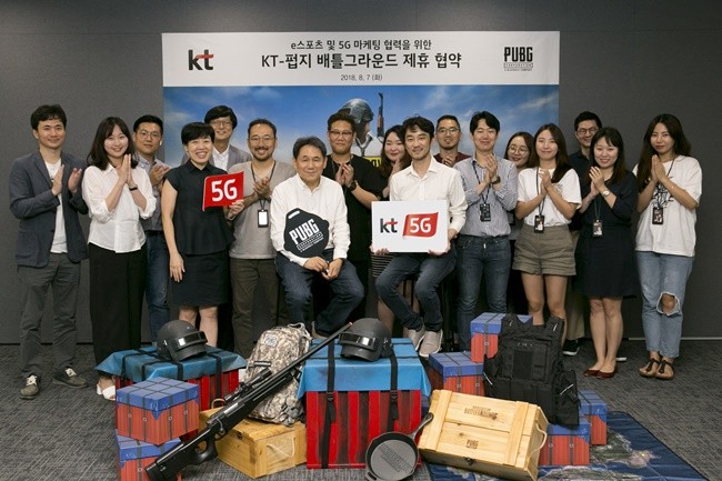 KT 마케팅부문 이필재 부사장(왼쪽 7번째)과 펍지주식회사 김창한 대표(오른쪽 8번째)가 7일 서울 서초구 펍지주식회사 사무실에서 ‘플레이어언노운스 배틀그라운드’를 활용한 5G 마케팅 제휴 협약을 체결하고 임직원들과 함께 기념사진 촬영을 하고 있다.