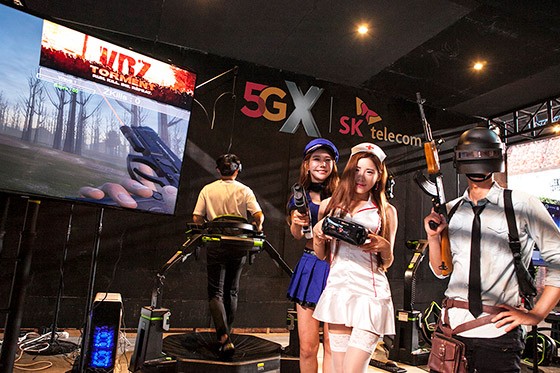 SK텔레콤은 10일 오전 일산 킨텍스에서 「5GX 게임 페스티벌」을 개최하고 5G 시대에 본격적으로 상용화될 새로운 미디어 서비스를 선보였다. 실감형 VR 게임을 즐기는 관람객을 배경으로 인기게임 ‘리그오브레전드(LoL)’, ‘배틀그라운드’ 캐릭터의 코스프레를 선보이고 있다.