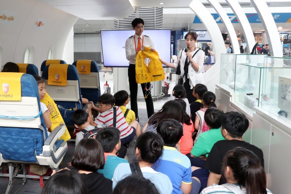 지난 9일 인천국제공항 제1여객터미널 항공라운지에서 비상상황 대응 교육에 참여하고 있다.