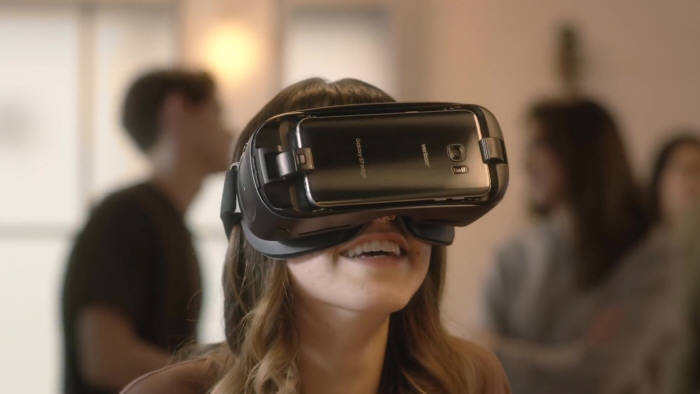 기어 VR은 오큘러스와 삼성전자의 합작으로 개발된 스마트폰 연계형 VR 기기다 [사진=오큘러스 유튜브 채널]