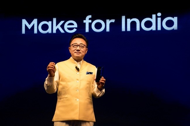 22일(현지시간) 인도 구루가온에서 열린 ‘갤럭시 노트9’ 출시 행사에서 삼성전자 IM부문장 고동진 사장이 제품을 소개하는 모습