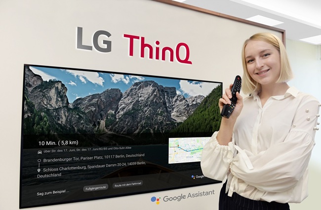 모델이 'LG 올레드 TV AI 씽큐'에 탑재된 구글 어시스턴트를 이용해 독일 지도 정보를 검색하고 있다.