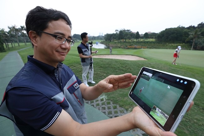 골프 경기가 열리는 폰독 인다 골프코스에 KT 5G 서비스인 옴니뷰(Omni View) 및 싱크뷰(Sync View) 서비스를 설치, 적용하고 KT 직원들이 실시간 테스트를 하고 있다.