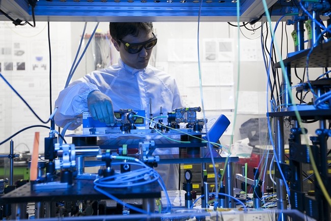 SK텔레콤 분당사옥에 위치한 ‘양자암호통신 국가시험망’에서 SK텔레콤 직원이 5x5mm 크기의 양자난수생성 칩을 들고 있는 모습