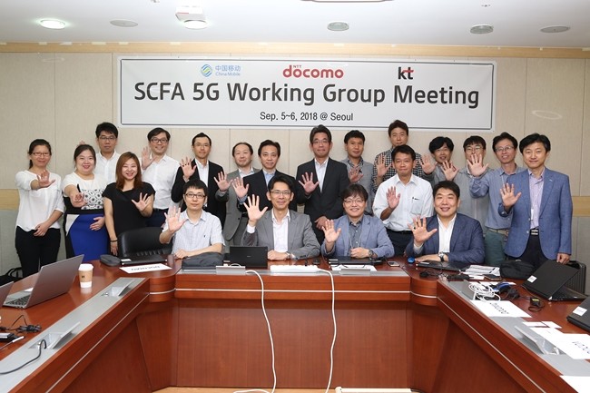 KT 네트워크연구기술지원단장 이수길 상무(앞줄 왼쪽에서 3번째)를 비롯한 KT, 차이나모바일, NTT도코모 참석자들이 SCFA 5G 기술전략 회의에 앞서 기념 촬영하는 모습