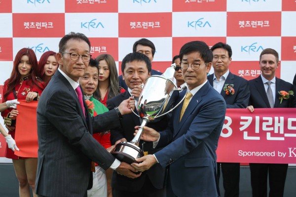 코리아컵에서 일본 경주마 런던타운이 2연패를 달성했다. 왼쪽부터 토루 마키우라 마주, 이와타 기수, 마키타 조교사, 김낙순 한국마사회장.