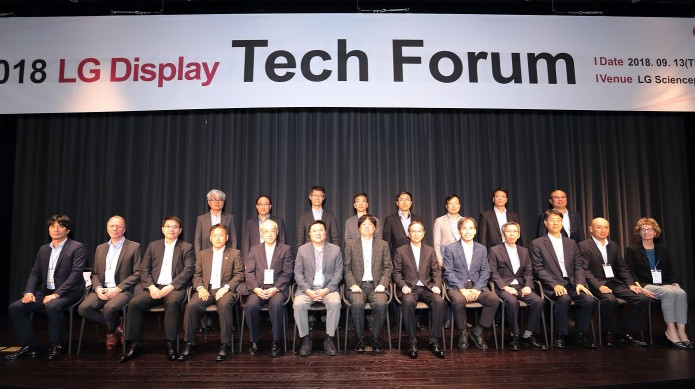 LG디스플레이가 마곡 LG 사이언스파크에서 ‘2018 LG디스플레이 테크포럼(Tech Forum)’을 갖고, 세계 최고의 경쟁력을 갖춘 글로벌 협력사 11개사와 상호 협력을 다짐했다. 앞줄 왼쪽 네번째부터 스미모토 Takanari Yamaguchi 사업부장, 니치아 Hiroshi Kamada 부부문장, LG디스플레이 CEO 한상범 부회장, 제이에스알 Nobuo Kawahashi 최고기술책임자, 제이엔씨 Keizo Yamada 부문장, LG디스플레이 CTO 강인병 부사장 순. 