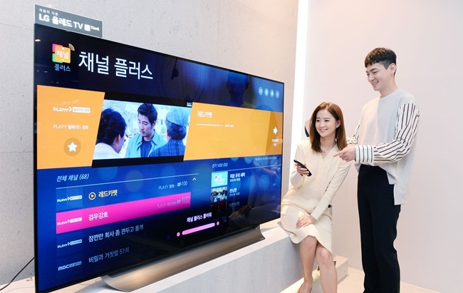 서울시 강남구에 위치한 LG베스트샵 강남본점에서 고객들이 LG 스마트 TV에서 '채널플러스'를 시청하고 있다