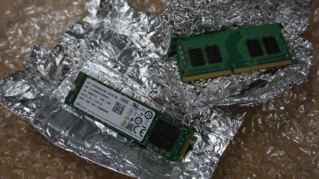 정전기에 취약한 메모리 특성상 은박지로 포장돼 있다. 왼쪽 아래가 M.2 SSD, 오른쪽 위가 DDR4 RAM