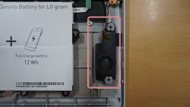 LG 올뉴그램에 내장된 배터리 양옆에 위치한 1.5W 내장스피커 중 하나