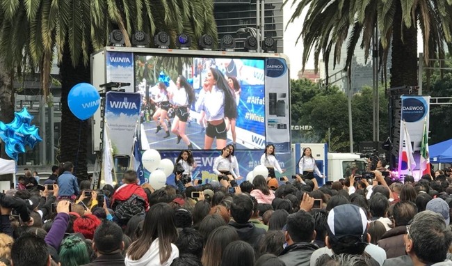 지난 9월 30일 멕시코시티 레포르마 거리에서 진행된 대우전자 'K-Pop 파티' 에서 K-Pop 커버댄스 공연을 지켜보는 관람객들