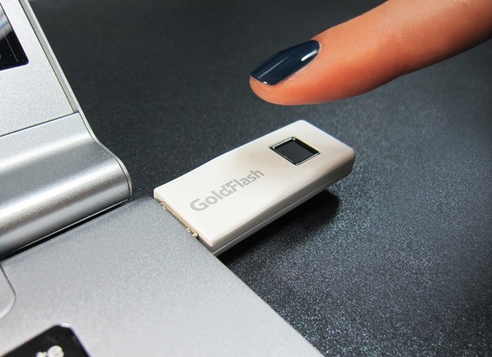에어리어(터치) 타입 지문인식 센서를 탑재한 바른전자의 UFD(USB 플래시 드라이브) 3.0 제품