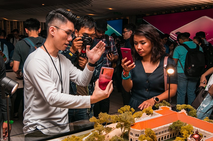 11일(현지시간) 말레이시아 쿠알라룸푸르에서 진행된 ‘A 갤럭시 이벤트’ 참석자들이 세계 최초로 쿼드 카메라를 탑재한 ‘갤럭시 A9’을 체험하고 있는 모습
