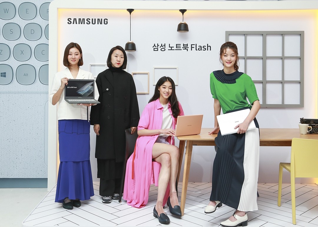22일 서울 성수동 피어59 스튜디오에서 진행된 미디어데이에서 ‘삼성 노트북 Flash’를 소개하고 있는 모습