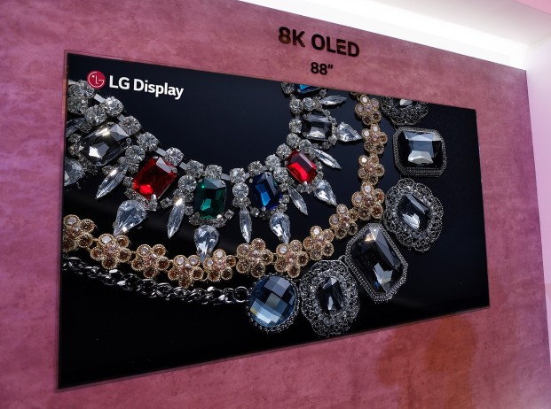 LG디스플레이는 10월 24일부터 26일까지 삼성동 코엑스에서 열리는 '제18회 한국디스플레이산업전시회(IMID 2018)에 참가해 20여 종의 첨단 디스플레이 제품들을 선보인다. 사진은 LG디스플레이가 국내 처음 공개하는 세계최초의 88인치 8K OLED TV용 디스플레이 사진.
