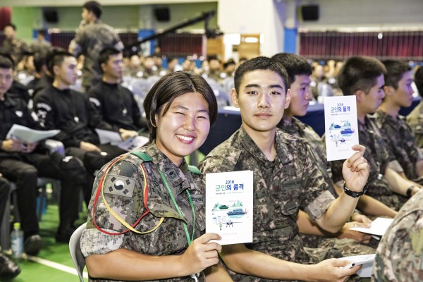 16일 경기 양주 육군 제25사단에서 군 장병 500명 대상으로 조승연 작가가 인문학 콘서트를 진행했다.