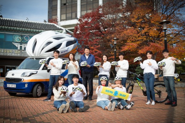 자전거 안전 캠페인을 펼치는 국민체육진흥공단 조재기 이사장(파란상의)과 공단 직원들