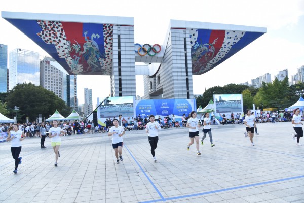 2017 국민체력100 체력왕중왕 선발대회에서 달리기를 하는 여성 참가자들.