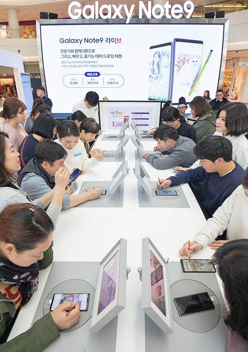 서울 영등포 타임스퀘어 아트리움 광장의 갤럭시 스튜디오에 마련된 S펜 드로잉 존에서 ‘갤럭시 노트9’ 팬들이 ‘스마트 S펜’의 다양한 기능을 배우고 직접 그려보고 있다.